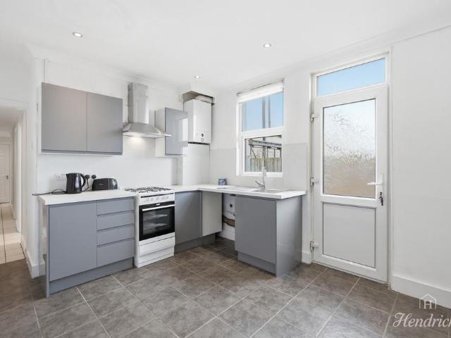Flat for sale in Alton Barnes, Essex