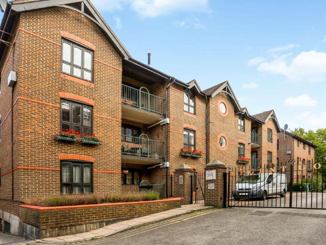Flat for sale in Clewer Village, Windsor