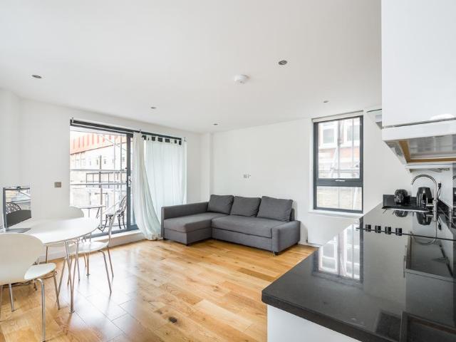Flat for sale in Finsbury, Greater London