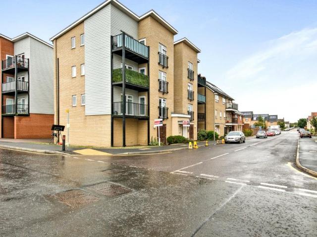 Flat for sale in Badgers Dene, Grays