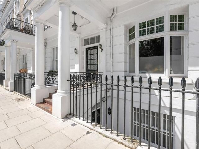 Flat for sale in Brompton, Greater London