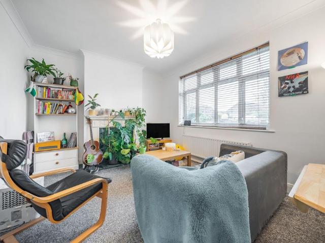 Flat for sale in Balham, Greater London