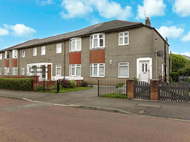 Flat for sale in Cardonald, Scotland