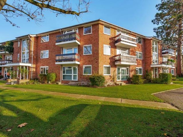 Flat for sale in Woodcote, Epsom