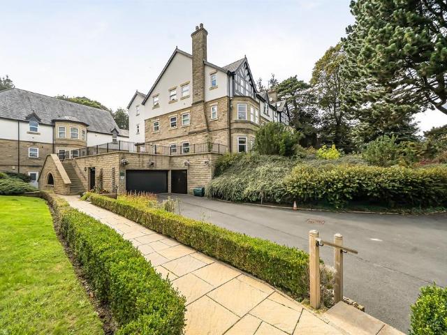 Flat for sale in Oakwood, Leeds