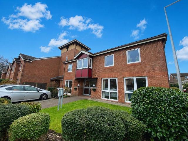 Flat for sale in Gatley, Greater Manchester