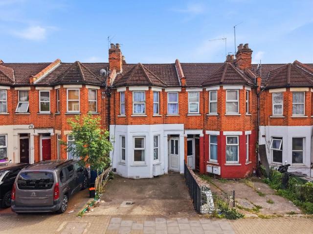 Flat for sale in Wealdstone, Greater London