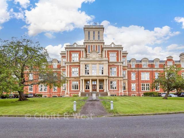Flat for sale in Whitebushes, Red Hill