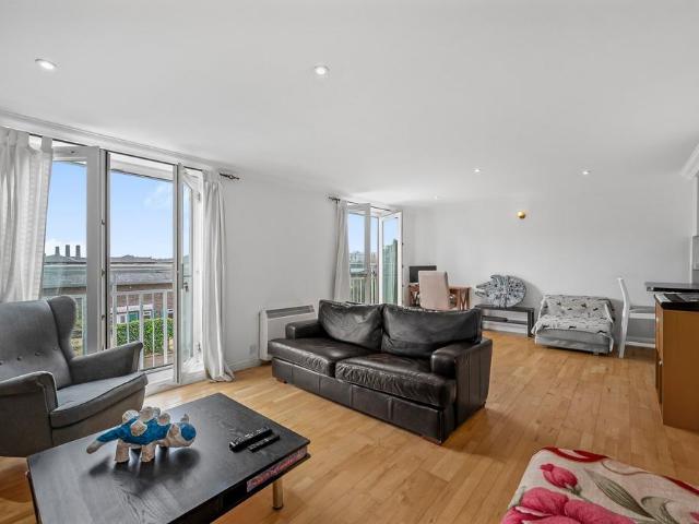 Flat for sale in Isle Of Dogs, Greater London