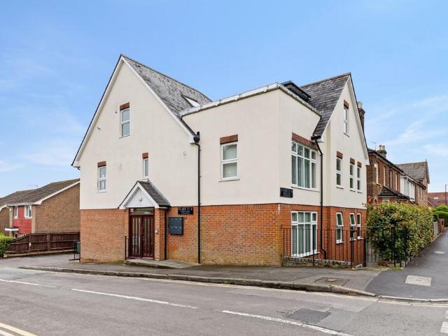 Flat for sale in Caterham on the Hill, Hillview