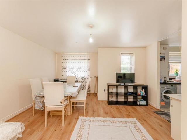Flat for sale in Bowes, Greater London