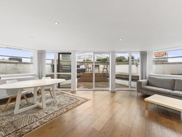 Flat for sale in Finsbury, Greater London