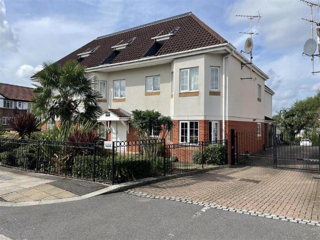 Flat for sale in The Hale, Greater London