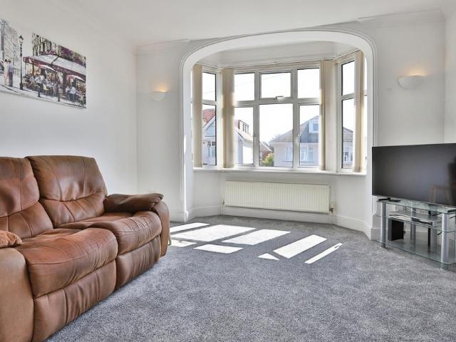Flat for sale in Pokesdown, Bournemouth