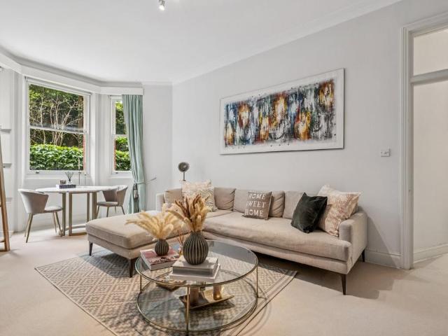 Flat for sale in Earl's Court, Greater London