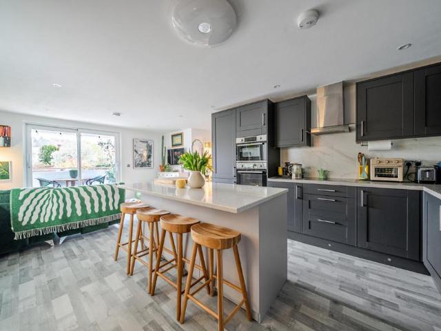 Flat for sale in Fole, Surrey
