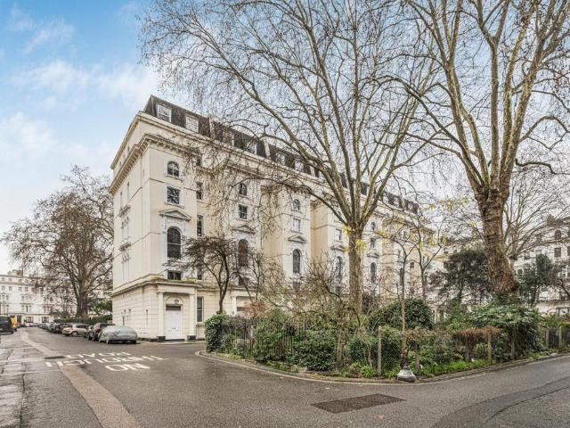 Flat for sale in Bayswater, Greater London