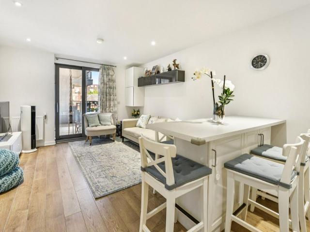 Flat for sale in South Lambeth, Greater London