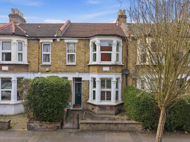 Flat for sale in Leytonstone, Greater London