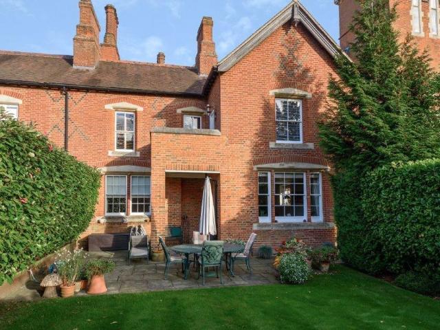 Flat for sale in Fretherne, Hertfordshire