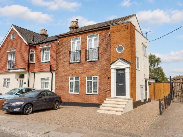 Flat for sale in South Benfleet, Essex