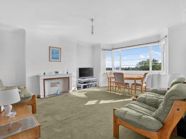 Flat for sale in North Sheen, Greater London