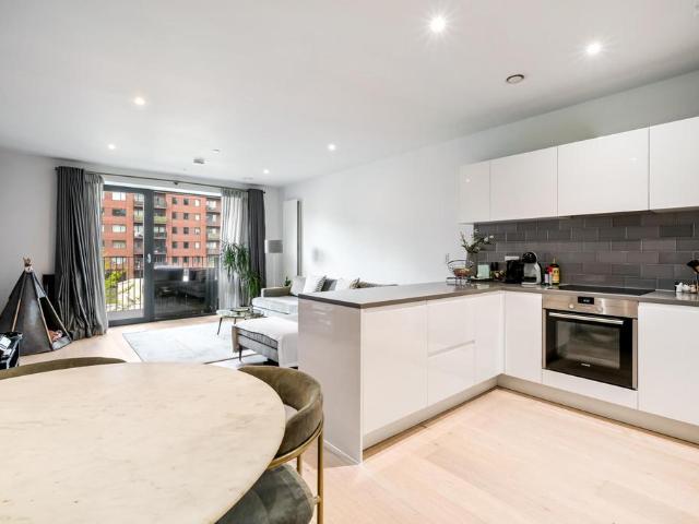 Flat for sale in Silvertown, Greater London
