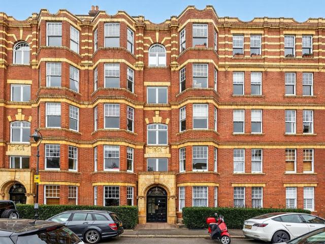 Flat for sale in London Borough of Hounslow, Strand