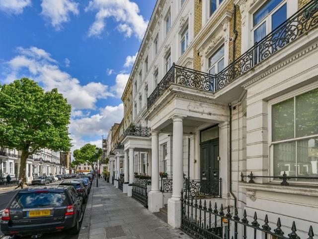 Flat for sale in Earl's Court, Greater London