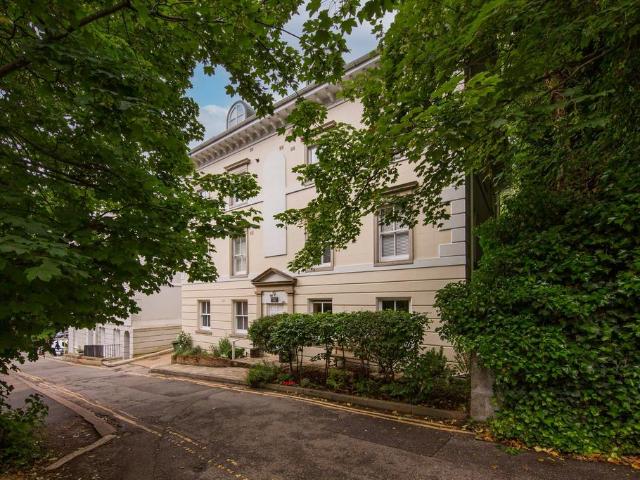 Flat for sale in Broadwater Down, Sandown Park