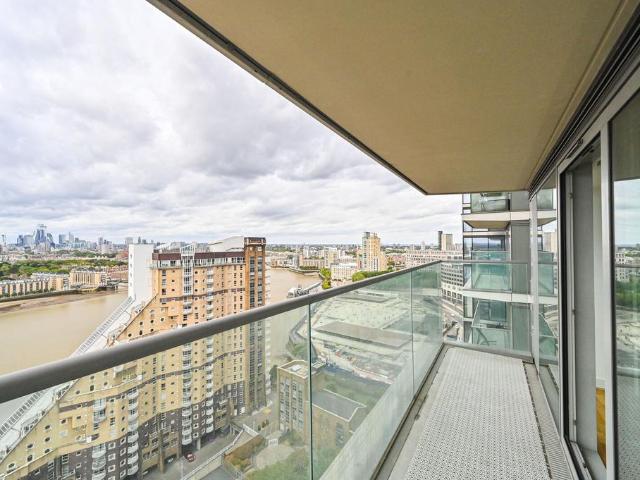 Flat for sale in Canary Wharf, Greater London