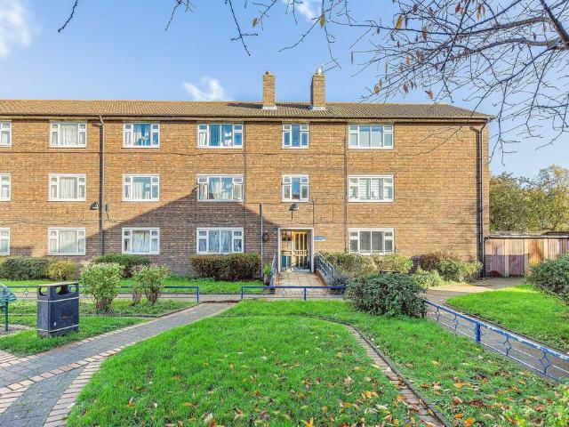 Flat for sale in Stroud Green, Greater London