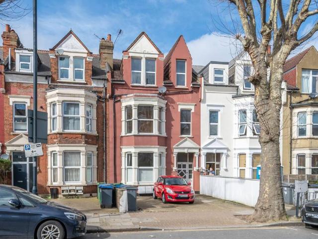 Flat for sale in Cricklewood, Greater London