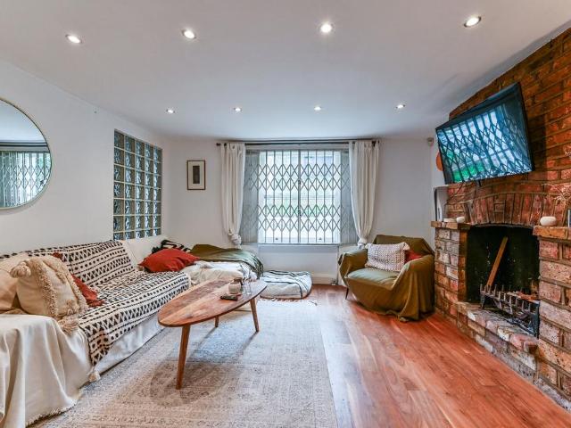 Flat for sale in Dalston, De Beauvoir Town