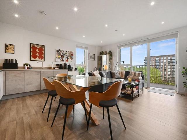 Flat for sale in London Borough of Ealing, Greater London