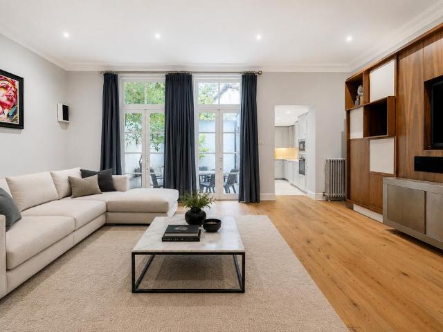 Flat for sale in Earl's Court, Greater London