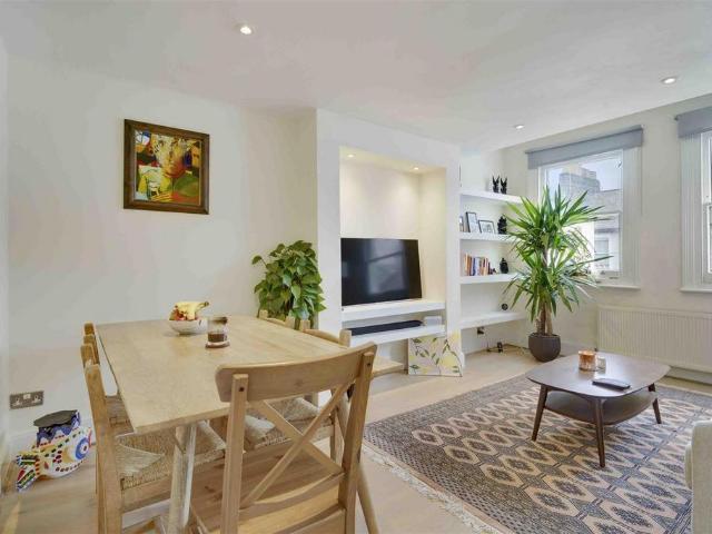 Flat for sale in Fulham, Greater London