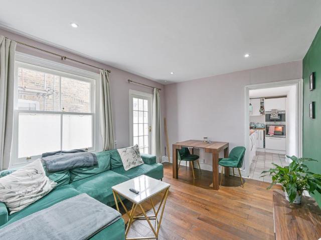 Flat for sale in Stockwell Park, Greater London
