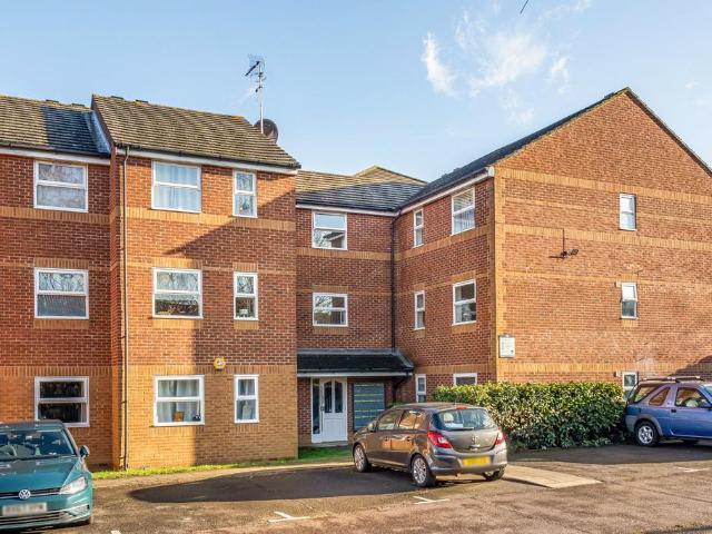 Flat for sale in Furzedown, Greater London