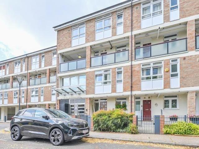 Flat for sale in Poplar Grove, Greater London