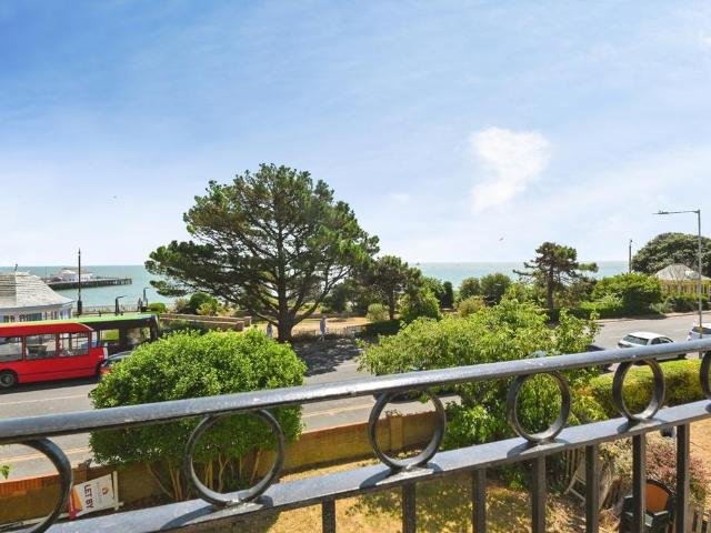 Flat for sale in Dale Hill, Essex