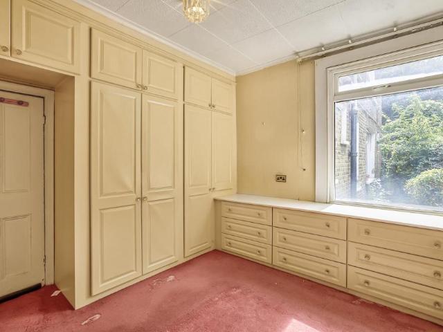 Flat for sale in London Borough of Wandsworth, Greater London
