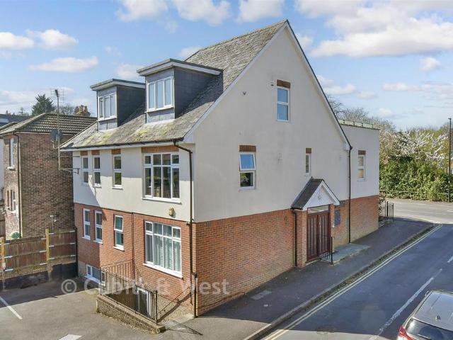 Flat for sale in Caterham on the Hill, Hillview