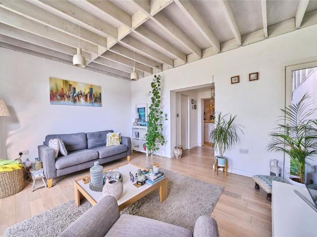 Flat for sale in Upton Park, Greater London