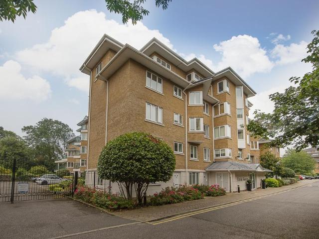 Flat for sale in London Borough of Richmond upon Thames, Greater London