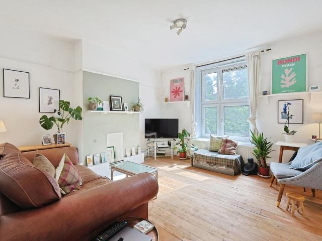 Flat for sale in Clapham, Greater London