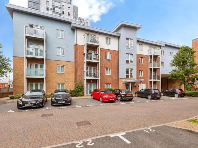 Flat for sale in Slough