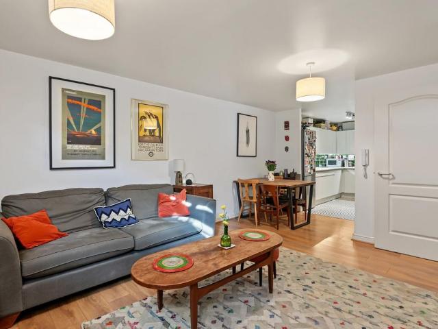 Flat for sale in Holloway, Lower Holloway