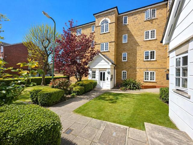 Flat for sale in Charlton, Greater London