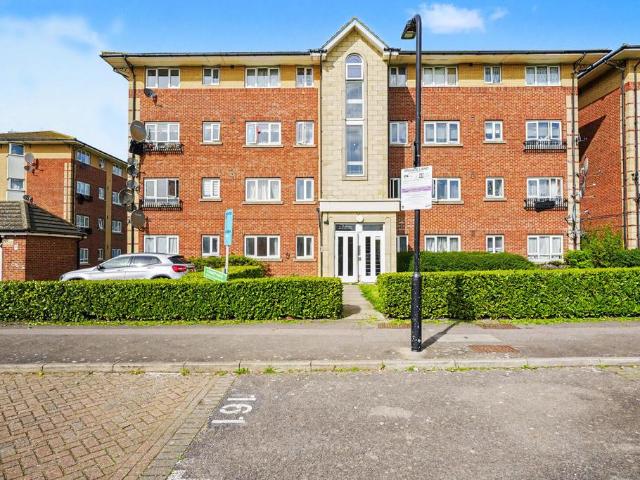 Flat for sale in Lower Edmonton, Greater London